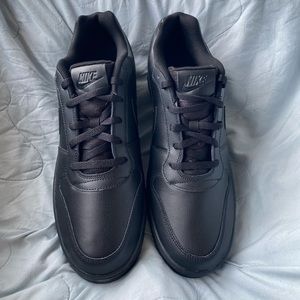 Nike low size 13 men’s. Comes with original box.